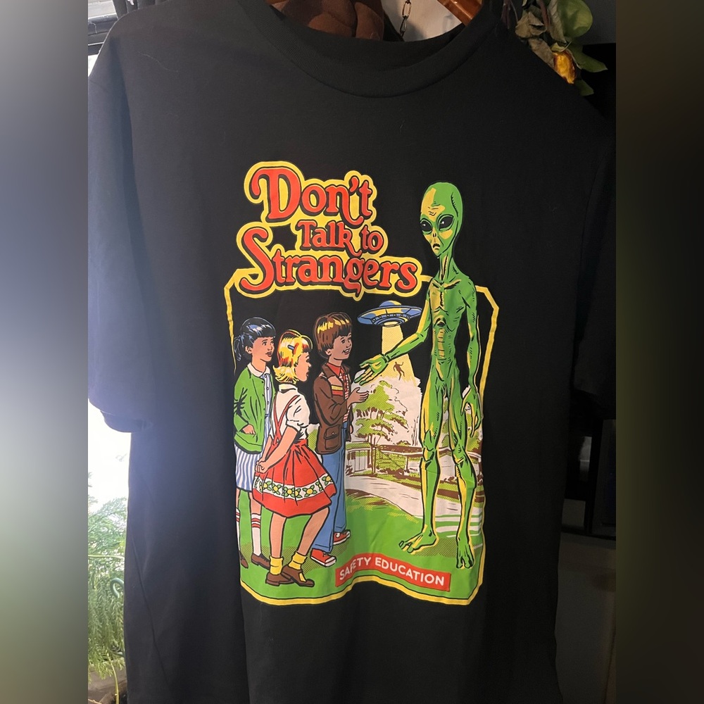 NWOT don’t talk to strangers TShirt XL
